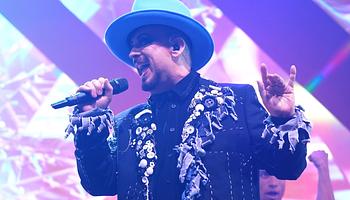 Boy George videóüzenetben állt ki a londoni antiszemItizmus elleni menet mellett