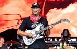 Tom Morello bírálta a Trump-kormányzatot egy vitatott szlogen miatt
