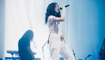 Lorde „Free Palestine” dzsekiben üzent Robert Kraftnak