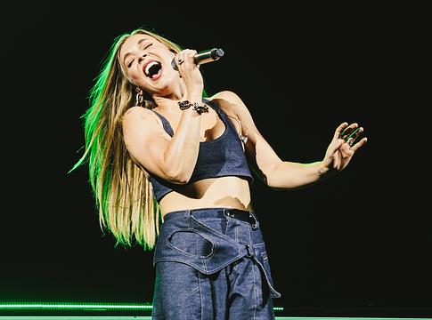 Becky Hill nekiment Jack Whitehallnak a „Wetherspoons Whitney” poén miatt