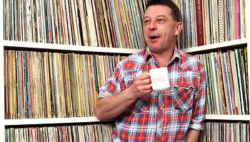 Elhunyt a Radio 1 legendája, Andy Kershaw – zenei rádiózásra mért hatása megkerülhetetlen