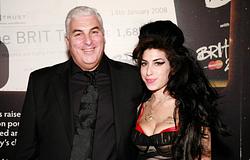 Amy Winehouse édesapja közel egymillió fontos perköltséget köteles fizetni