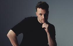 MAXI MERAKI klubhangzásba fordította Monolink „In My Place” című dalát