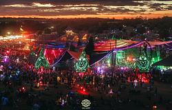 Két haláleset után idő előtt lezárták az Ozora Festival zenei programját