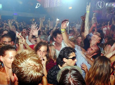 Ibiza és Magaluf szigorít: akár örökre kitilthatják a részeg turistákat