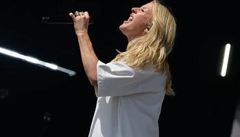 Ellie Goulding a Radio 1 Big Weekenden mutatta be a Black Prada Dress-t