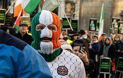 Ismét bíróság előtt a Kneecap: az ügyészség támadja a tavaly megsemmisített terrorvádat