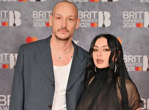Charli XCX és George Daniel mesés szicíliai esküvője