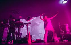 TOMORA magával ragadó energiát vitt a telt házas EartH Hackney-be