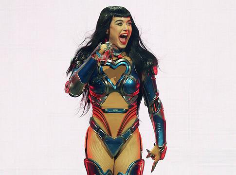 Katy Perry koncertjén elájult egy rajongó – az énekesnő a színpadon segített
