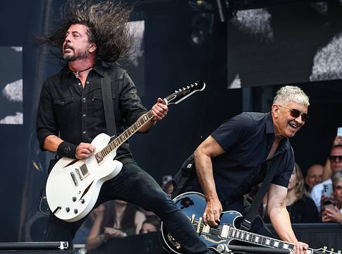 Dave Grohl és Pat Smear berobbant egy rajongó „Monkey Wrench” karaokejába a Foo Fighters londoni buliján