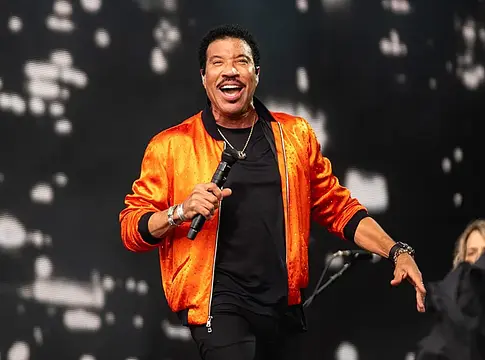 Rod Stewart és Lionel Richie is rosszul lett koncert közben