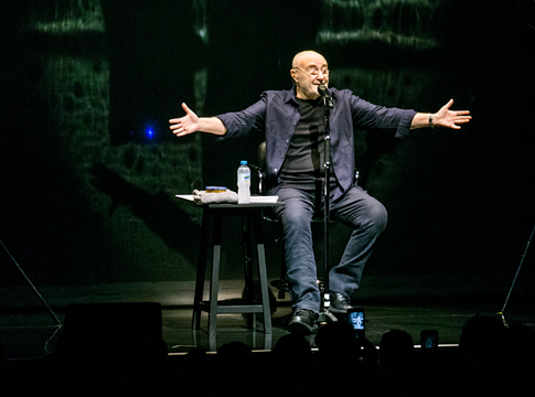 Phil Collins nincs hospice ellátásban – térdműtét miatt került kórházba