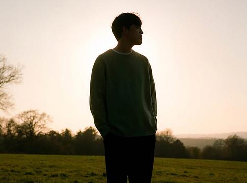 Klaverson visszatért: itt az érzelmekkel teli új EP, az 'Above Ground'