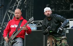 Fred Durst megható üzenettel búcsúzott a Limp Bizkit basszusgitárosától, Sam Riverstől