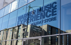 Warner Music ünnepi pop-up bolt Hollywoodban