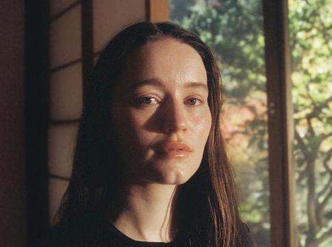 Sigrid akusztikus filmje Bergen és Oszaka között