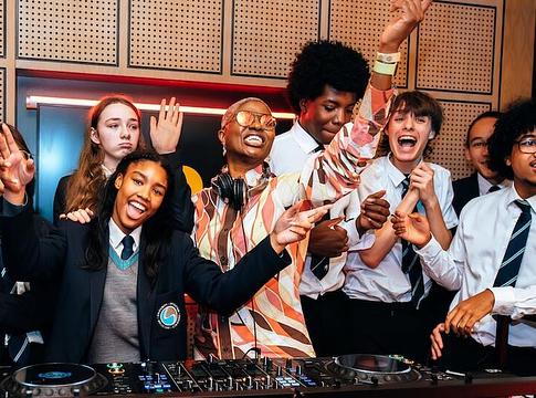 DJ Paulette a manchesteri diákokért indította el a Manchester Legends programot