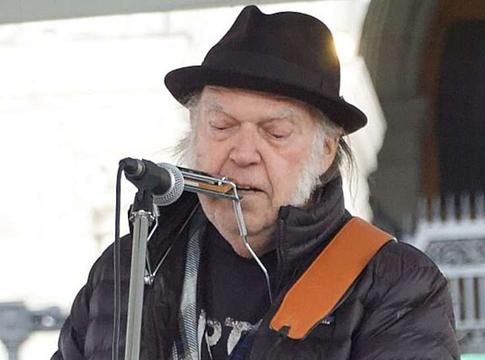 Chrome Hearts pert indított Neil Young ellen a névhasználat miatt