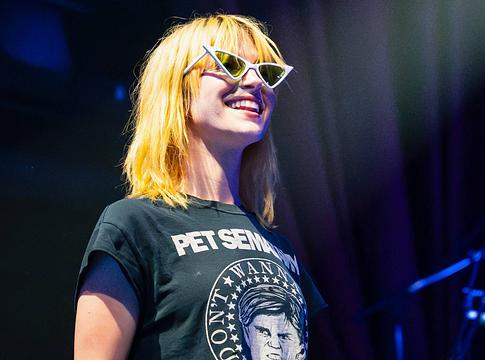 Hayley Williams dalokkal üzent az Ed Sheeran-turné botránya közepette