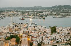 Ibiza több mint 2500 illegális Airbnb-szállást törölt a fenntartható turizmusért