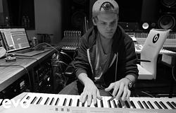 Avicii „Stories” albuma 10 éves – különleges pop-up eseménnyel ünnepelnek Stockholmban Summary: