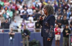 Martha Reeves himnusza vírusvideó lett, ő a körülményeket és a vokalistákat okolja