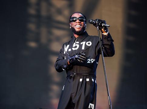 Burna Boy bocsánatot kért az Afrobeats kritikájáért: „Sötét lelkiállapotból beszéltem”