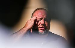 A The Onion átveszi az Infowars-t: paródiaplatformot indítana, Sandy Hook-családok támogatásával