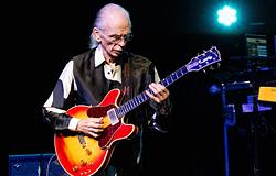 YES elhalasztotta EUrópai turnéját Steve Howe műtéte miatt