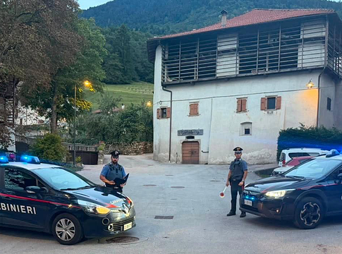 Illegális rave-re gyűltek össze százak Comano Terménél