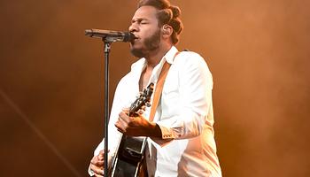 Leon Bridges és Norah Jones új karácsonyi duettje: „This Christmas I’m Coming Home”