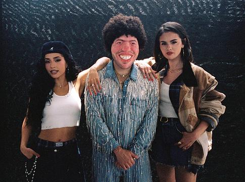 Benny Blanco, Selena Gomez és Becky G összeállt: itt a Te Olvido (La La), Danny Trejóval a klipben