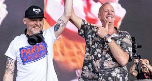 Fatboy Slim nagyot ment Brightonban: Simon Pegg és a Brighton Gay Men’s Chorus is beszállt