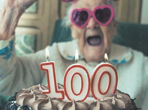 Tudósok szerint a boldogság csak egy bizonyos szint felett kezd védeni az egészségünket