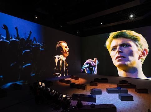 Bepillantás a David Bowie: You’re Not Alone élménybe a londoni Lightroomban
