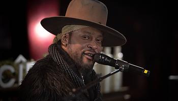 Napvilágra került D’Angelo elveszett dala, a „Bitch”