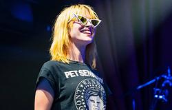 Hayley Williams dalokkal üzent az Ed Sheeran-turné botránya közepette