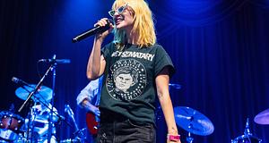 Hayley Williams barátokkal tarolt a Newport Folkon: csatlakozott Jack Antonoff, Lucy Dacus és Jenny Lewis is