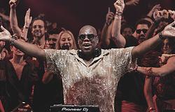 Carl Cox négy lemezzel mutatja meg, honnan ered a technó groove-ja