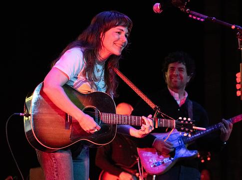 Jenny Lewis kutyáját vette feleségül 50. születésnapján