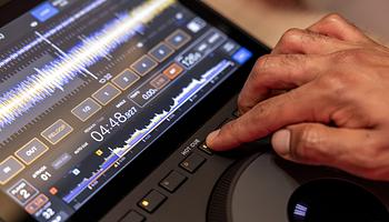 Kompaktabb formában hozza az új CDJ-világot az AlphaTheta CDJ-1500X