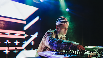 Betegszabadság után DJ-zett: kirúgták, most perel