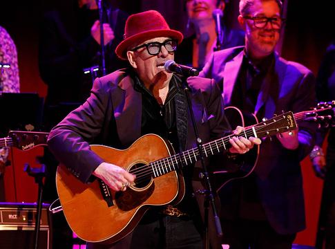 Elvis Costello az Oliver’s Army N-szaváról: „Aki szerint ez woke, az mehet a francba”