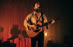 Father John Misty kiadta a barokkos The Payoff-ot, londoni koncerttel pótolja a LIDO-fellépést