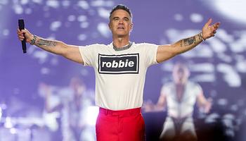 Robbie Williams utcazenésszel énekelte el az Angels című slágerét