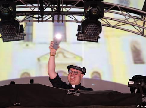 Százezres rave DJ-Pappal Buenos Airesben: megemlékezés Ferenc pápáról a Plaza de Mayón