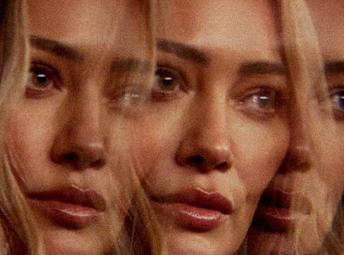 Hilary Duff tíz év után visszatér a színpadra – jön a ‘Small Rooms, Big Nerves’ turné