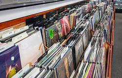 Rejtélyes “mystery vinyl” bUKkant fel boltokban – lelassított énekkel, név nélkül