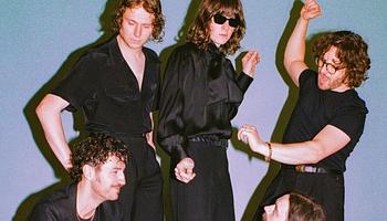 Blossoms bejelentette a Songs From The Wedding Cake-et – itt a Meet Me In Love és a 2026-os UK arénaturné